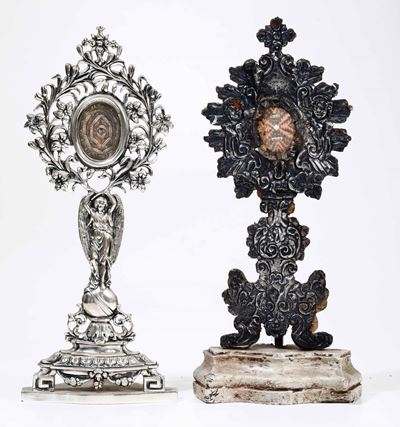 Reliquiario con Angelo. Metallo Argentato. Reliquiario a Volute. Lamina D’argento e Legno Sagomat...