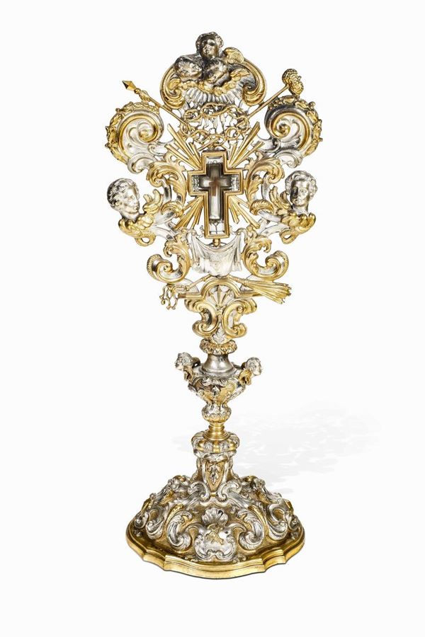 Reliquiario con stauroteca  Argento fuso, sbalzato, cesellato, dorato e cristallo di Rocca Argentiere barocco, Italia XVIII secolo