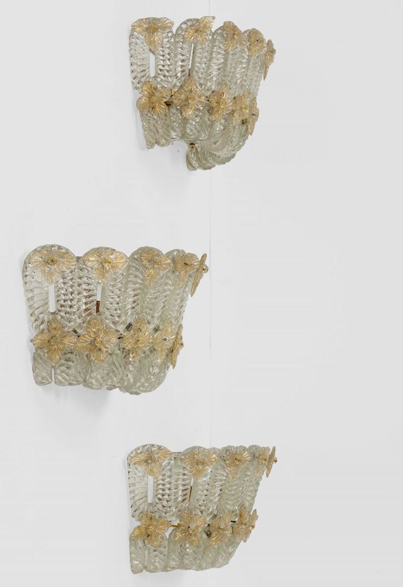 Tre lampade a parete con struttura in metallo laccato e vetro di Murano, inclusioni in oro.  - Auction Design - Cambi Casa d'Aste