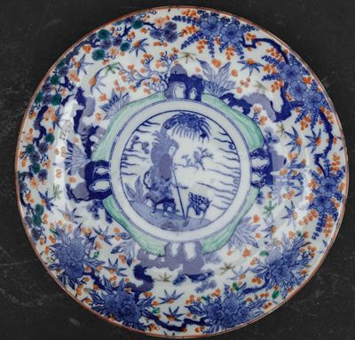 Quattro Piatti in Porcellana Imari con Decori Floreali e Personaggi Entro Riserva Centrale, Giapp...