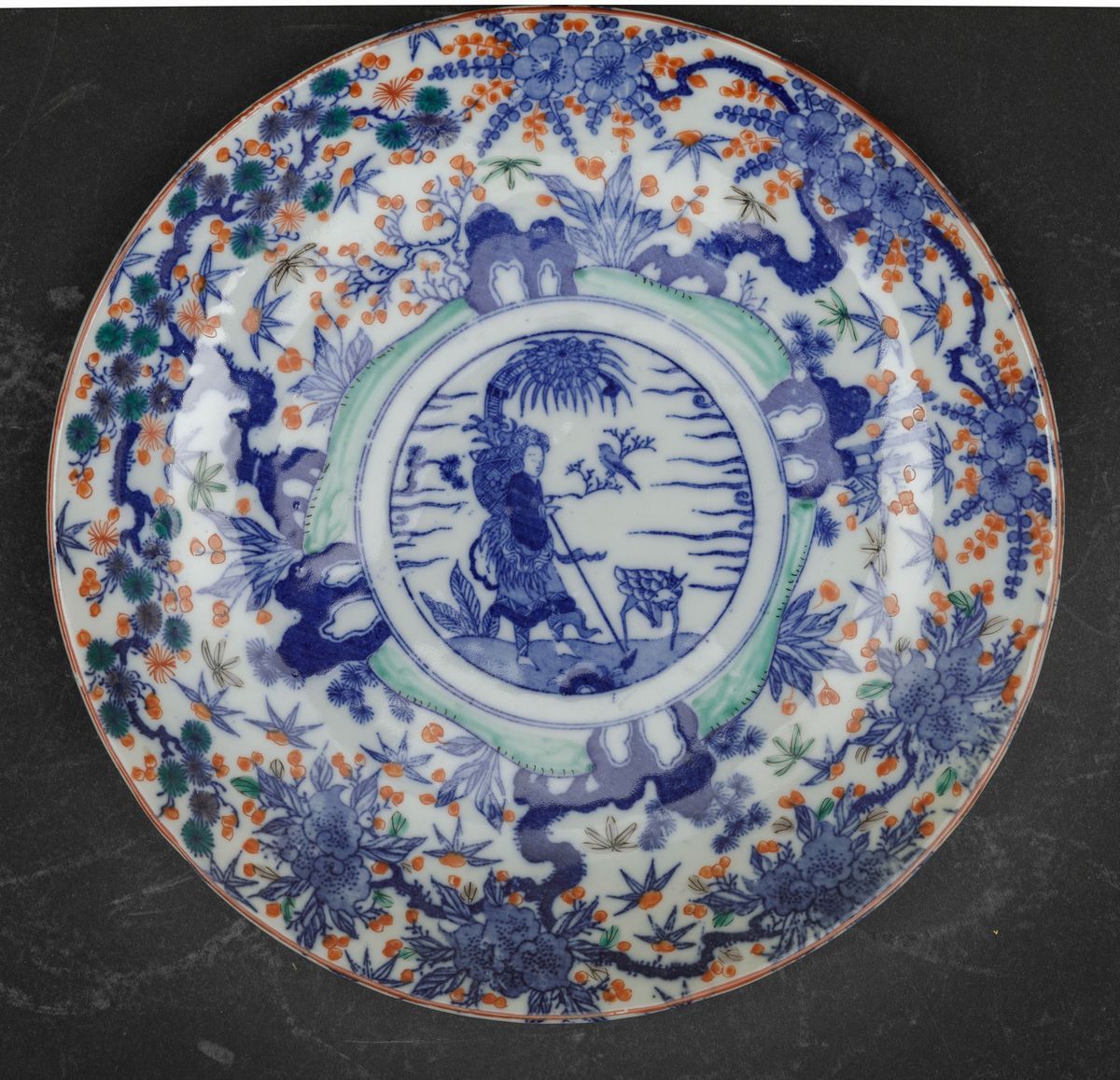 Quattro Piatti in Porcellana Imari con Decori Floreali e Personaggi Entro Riserva Centrale, Giapp...