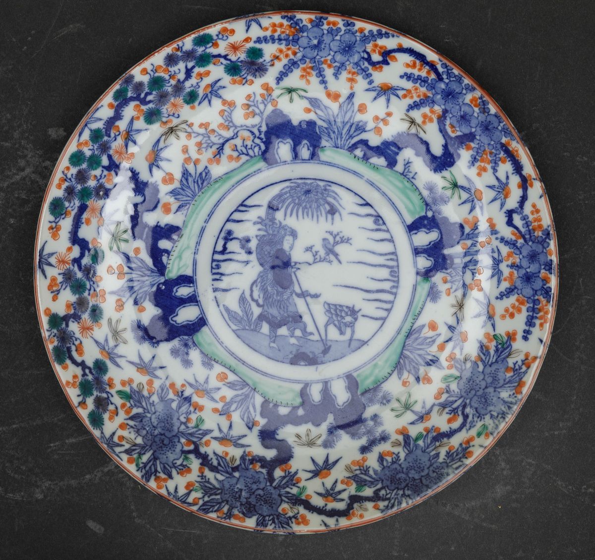 Quattro Piatti in Porcellana Imari con Decori Floreali e Personaggi Entro Riserva Centrale, Giapp...