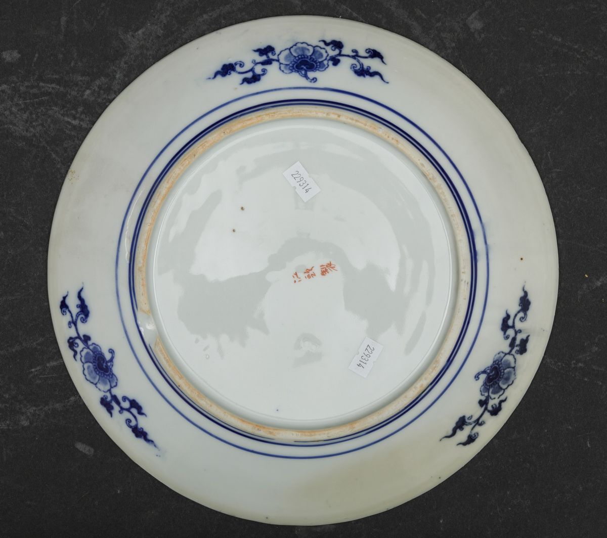 Quattro Piatti in Porcellana Imari con Decori Floreali e Personaggi Entro Riserva Centrale, Giapp...