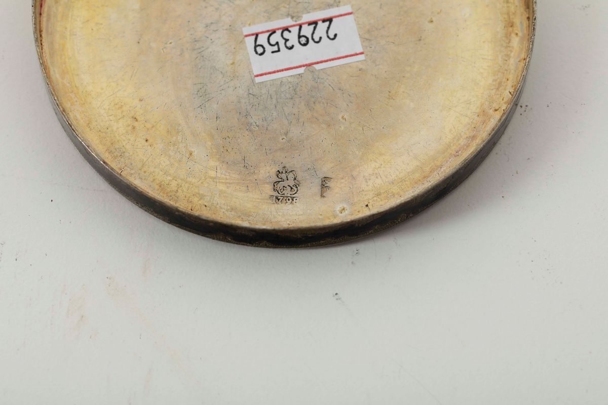 Tabacchiera. Argento Sbalzato, Cesellato, Dorato e Niello. Marchi della Città di Mosca 1798 e di ...