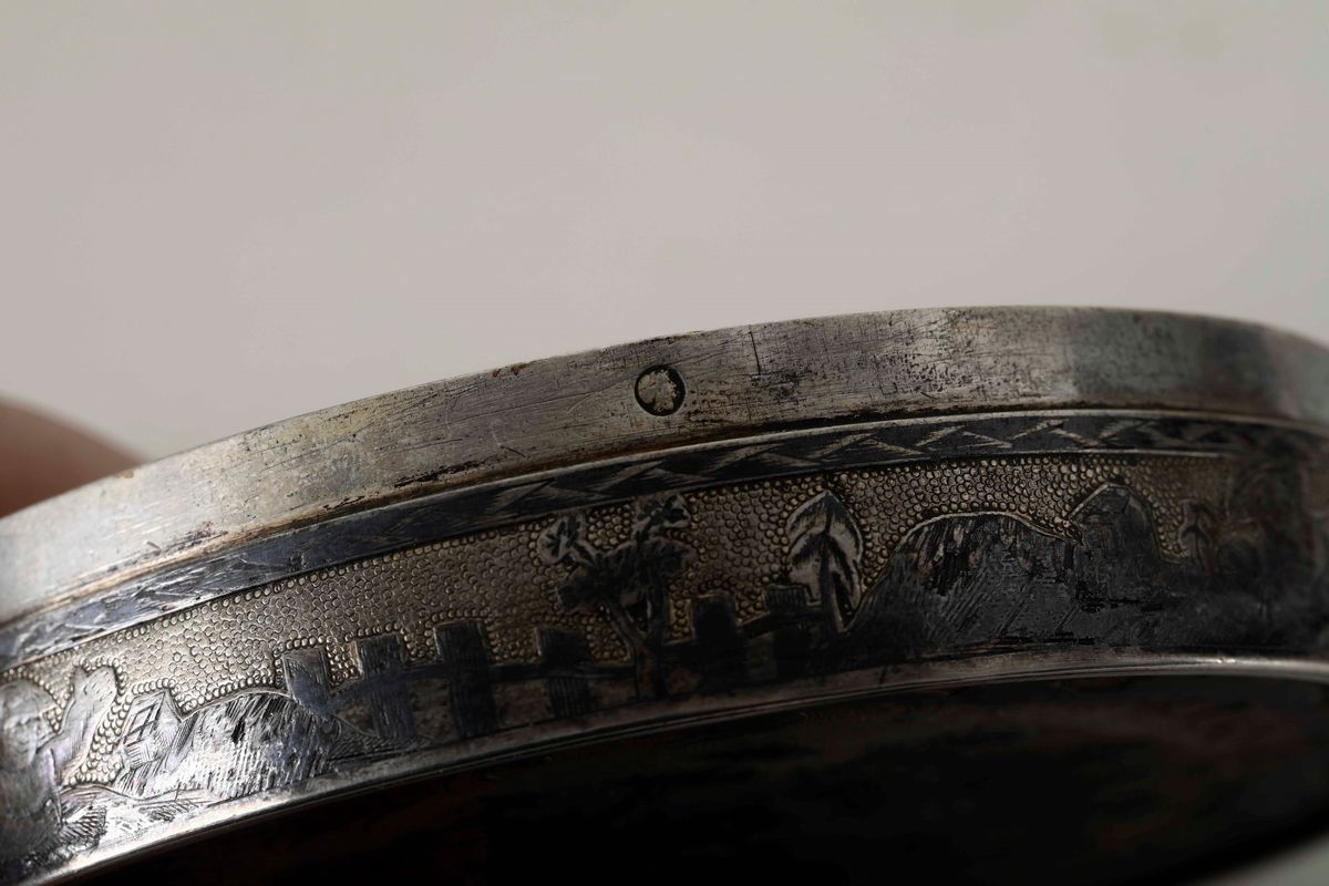 Tabacchiera. Argento Sbalzato, Cesellato, Dorato e Niello. Marchi della Città di Mosca 1798 e di ...