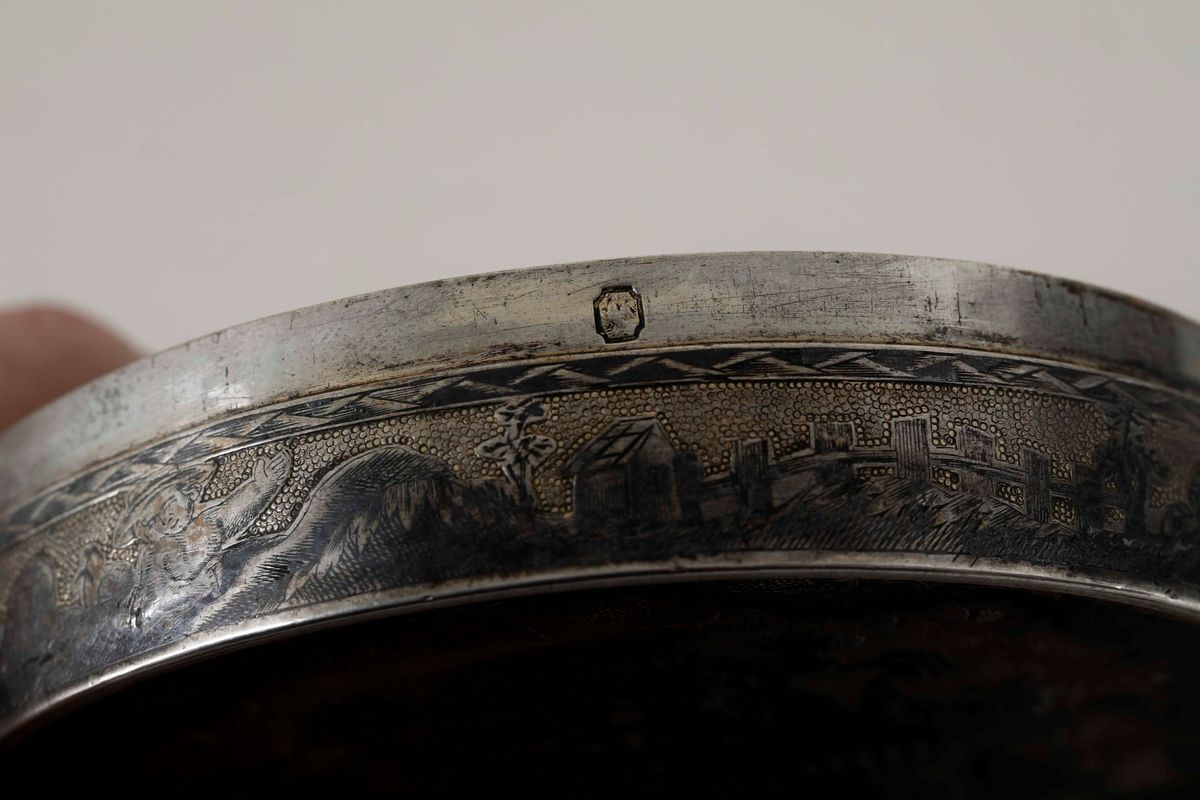 Tabacchiera. Argento Sbalzato, Cesellato, Dorato e Niello. Marchi della Città di Mosca 1798 e di ...