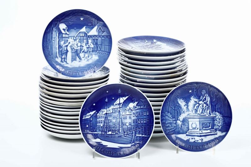Collezione di piatti di Natale dal 1971 al 2008 Danimarca, Copenaghen, Manifattura Bing & Grondahl  - Asta Ceramiche | Cambi Time - Cambi Casa d'Aste