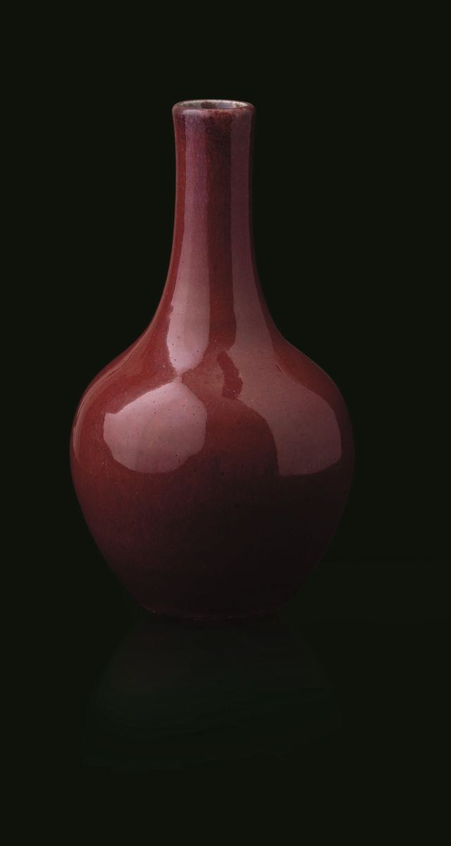 Vaso a bottiglia in porcellana monocroma color sangue di bue, Cina, Dinastia Qing, XIX secolo  - Asta Fine Chinese Works of Art - I - Cambi Casa d'Aste