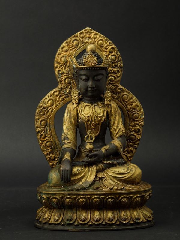 Figura di Buddha Sakyamuni seduto su doppio fiore di loto entro aura in bronzo parzialmente dorato, Cina, XX secolo