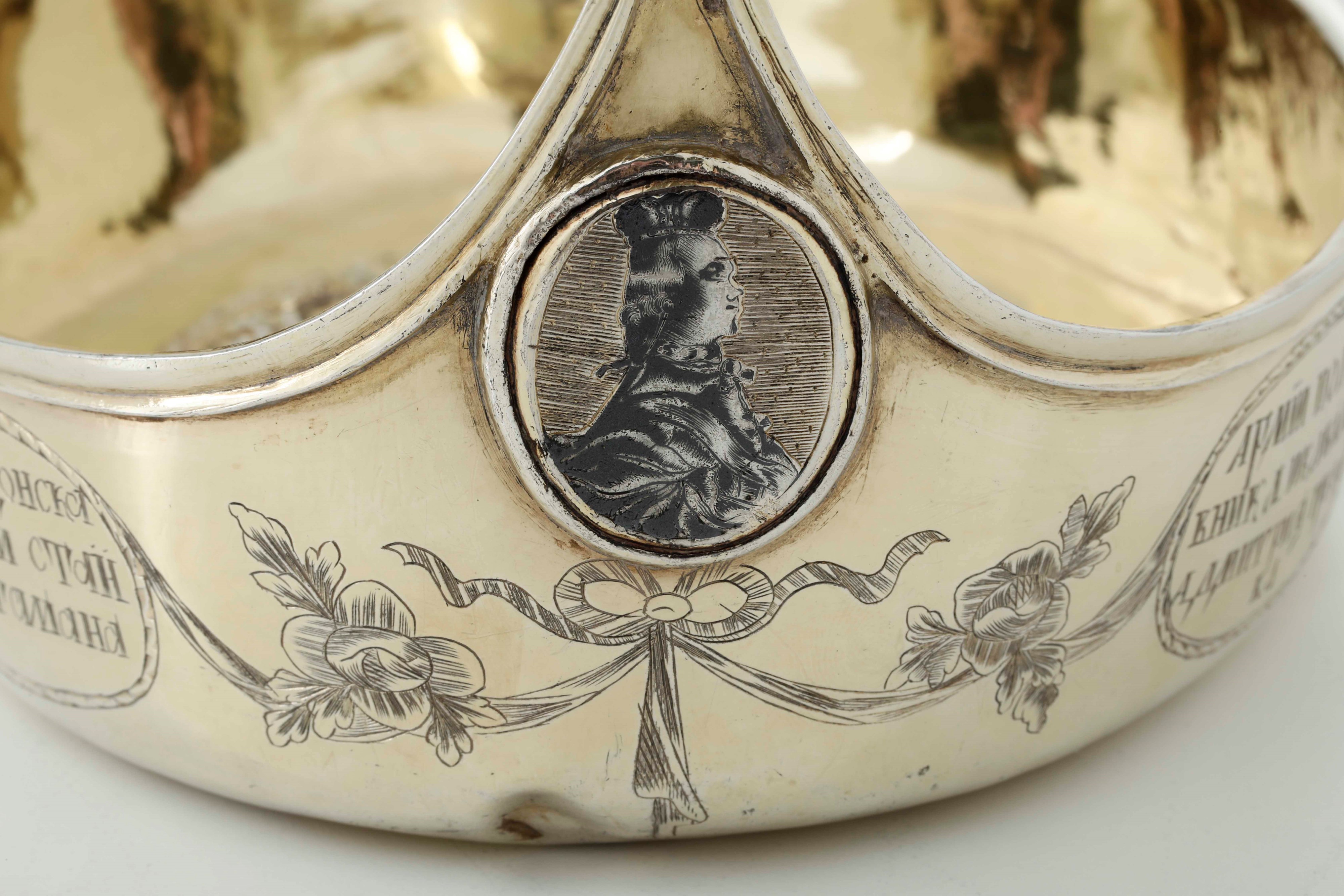 Kovsh Imperiale in Argento Dorato e Niellato. Bolli di Mosca per L’anno 1798 e Bolli Francesi di ...