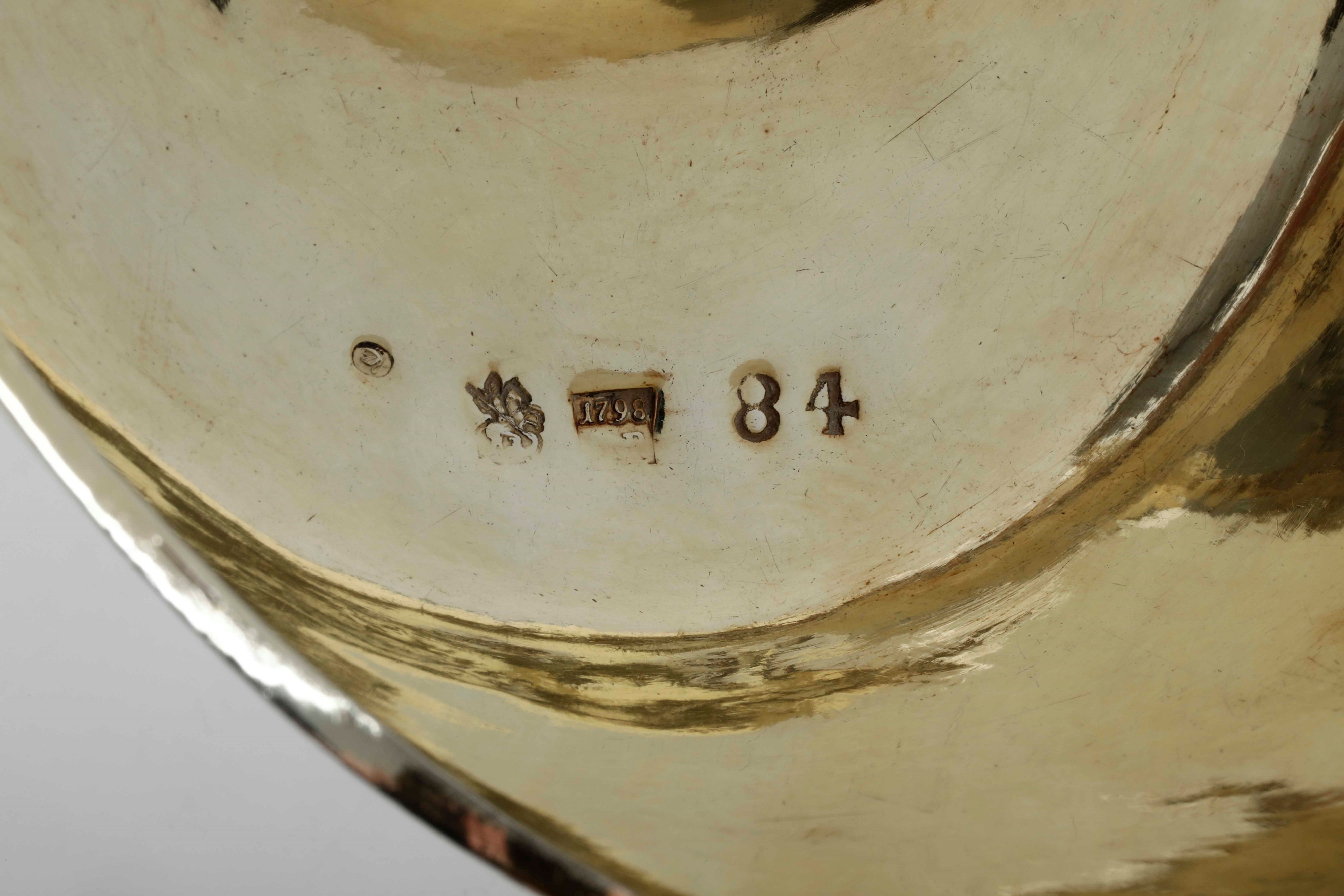 Kovsh Imperiale in Argento Dorato e Niellato. Bolli di Mosca per L’anno 1798 e Bolli Francesi di ...