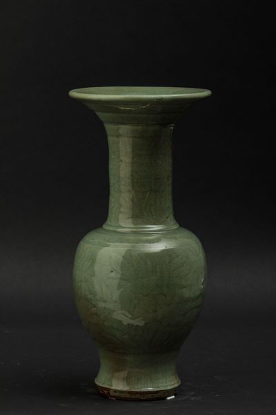 Vaso in Porcellana Longquan Color Celadon con Decori Floreali Incisi, Cina, Dinastia Ming, XVII S...