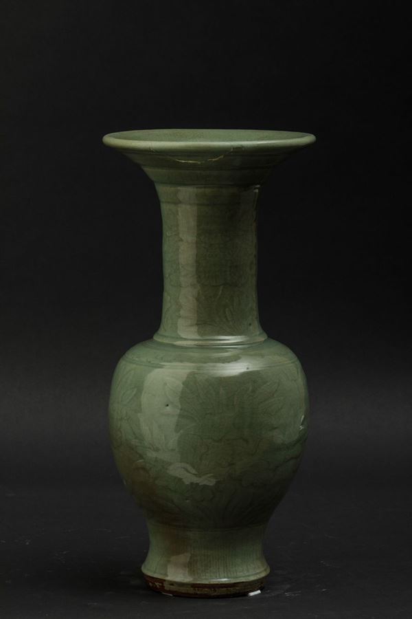 Vaso in porcellana Longquan color Celadon con decori floreali incisi, Cina, Dinastia Ming, XVII secolo