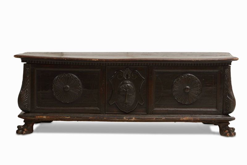 Cassapanca con medaglioni sul fronte e lesene, XVIII secolo  - Auction Artworks and Furniture from Lombard private Mansions - Cambi Casa d'Aste