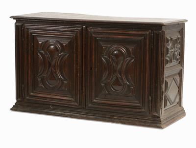 Credenza a Due Ante con Medaglioni a Rilievo Polilobati, XVII Secolo