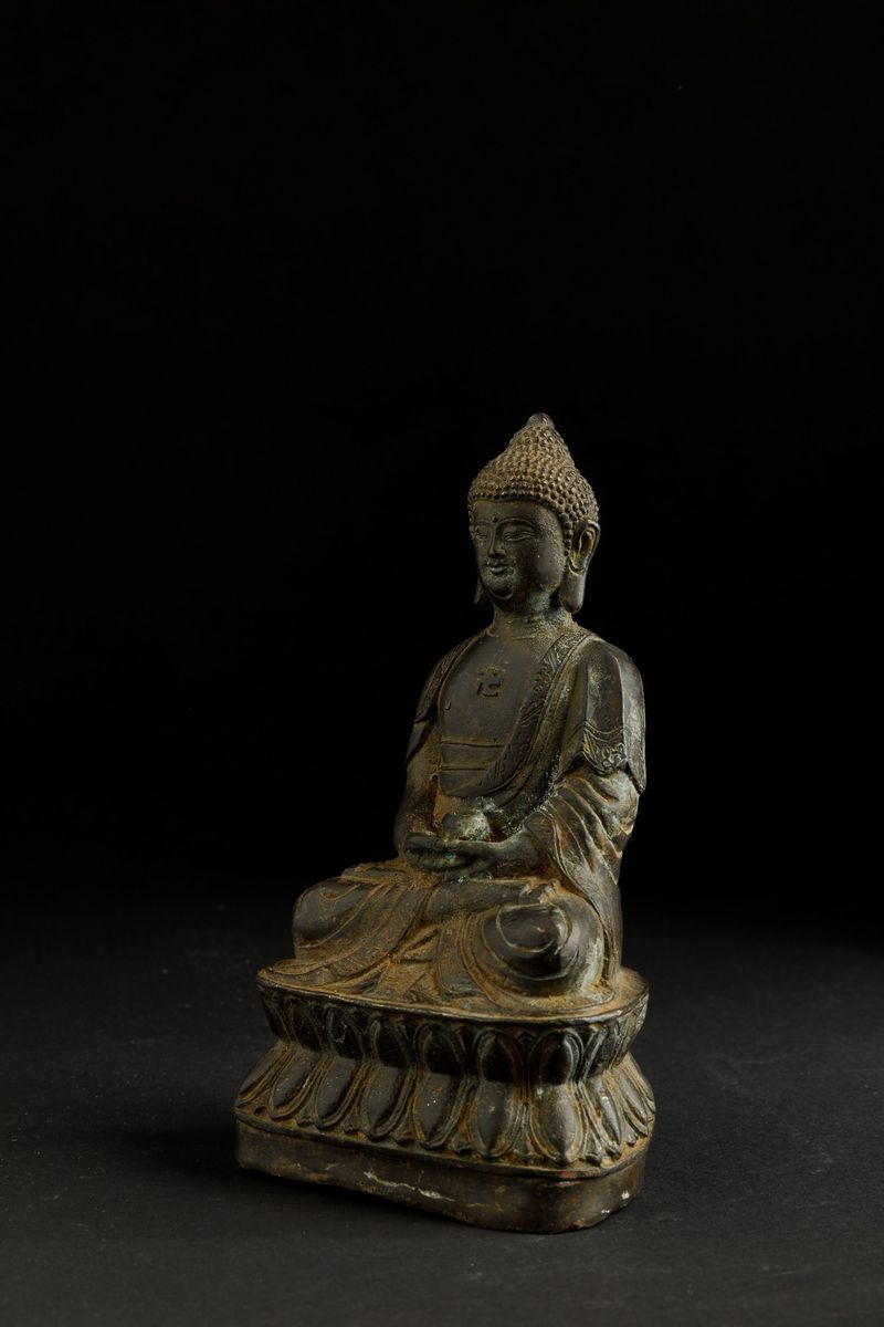 Figura di Buddha Amitayus Seduto su Doppio Fiore di Loto in Bronzo, Cina, Dinastia Ming, XVII Sec...