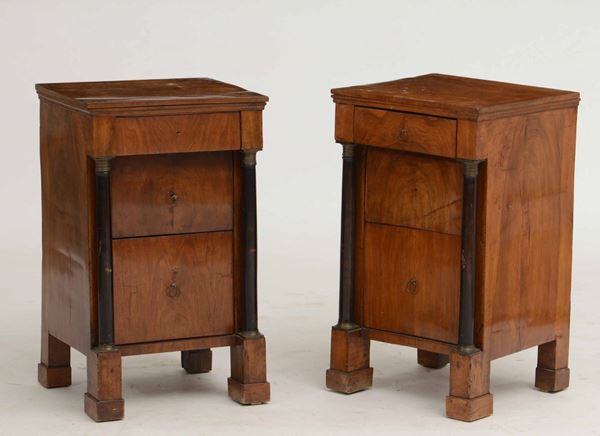 Coppia di comodini in legno di noce, XIX secolo