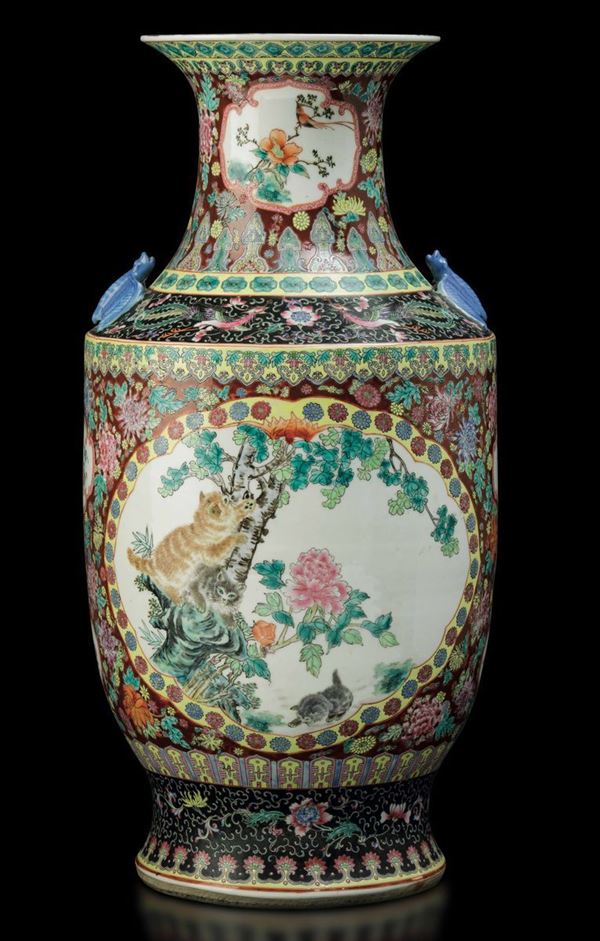 Grande vaso in porcellana a smalti policromi con decori floreali e scene naturalistiche entro riserve, Cina, Repubblica, XX secolo