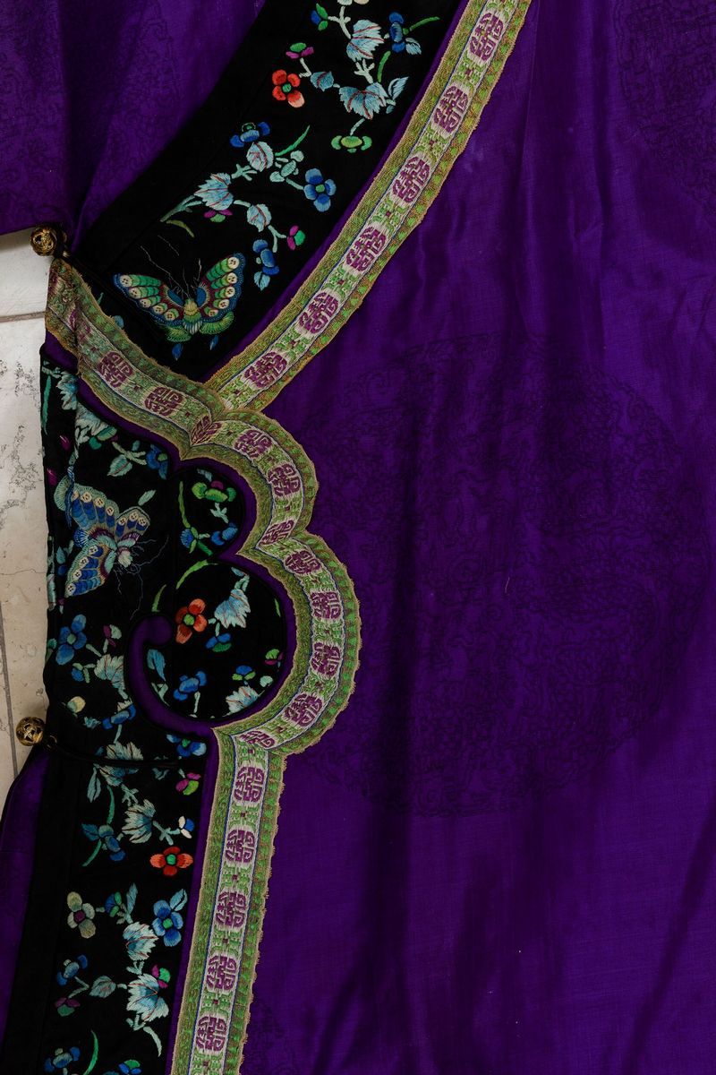 Veste in Seta Viola con Decori Floreali, Cina, Dinastia Qing, XIX Secolo
