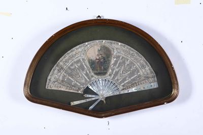 Lotto di quattro ventagli decorativi, cm 66x35