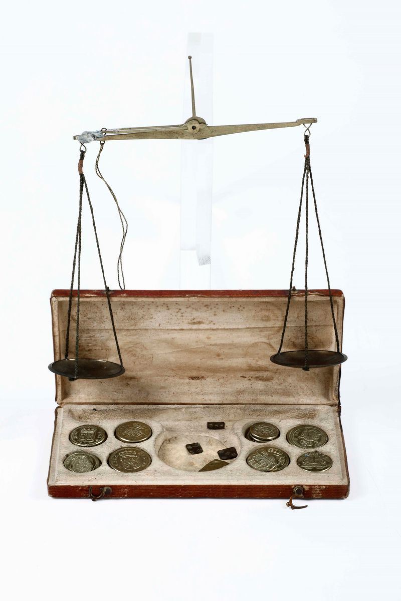 Bilancia in metallo dorato, XIX secolo  - Auction Antiques | Timed Auction - Cambi Casa d'Aste