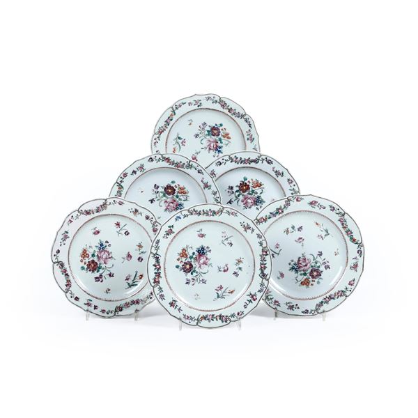 Sei piatti in porcellana Compagnie delle Indie con decori floreali e motivi a ghirlanda, Cina, Dinastia Qing, XVIII secolo