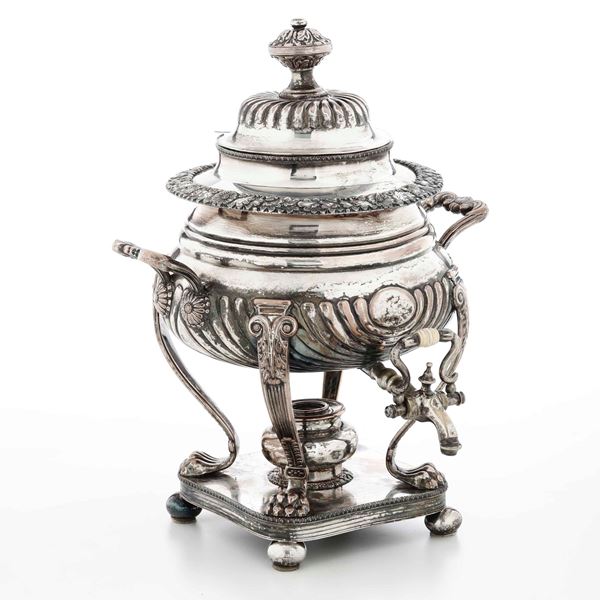 Samovar in metallo argentato. Secolo XIX