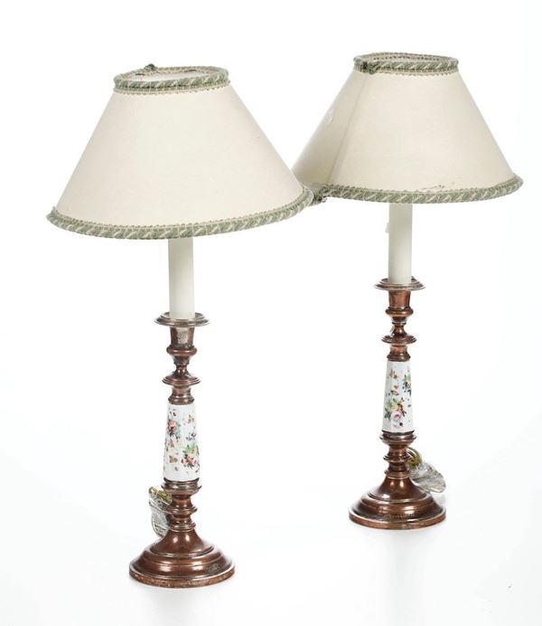 Coppia di candelieri in rame e porcellana policroma. Secolo XIX