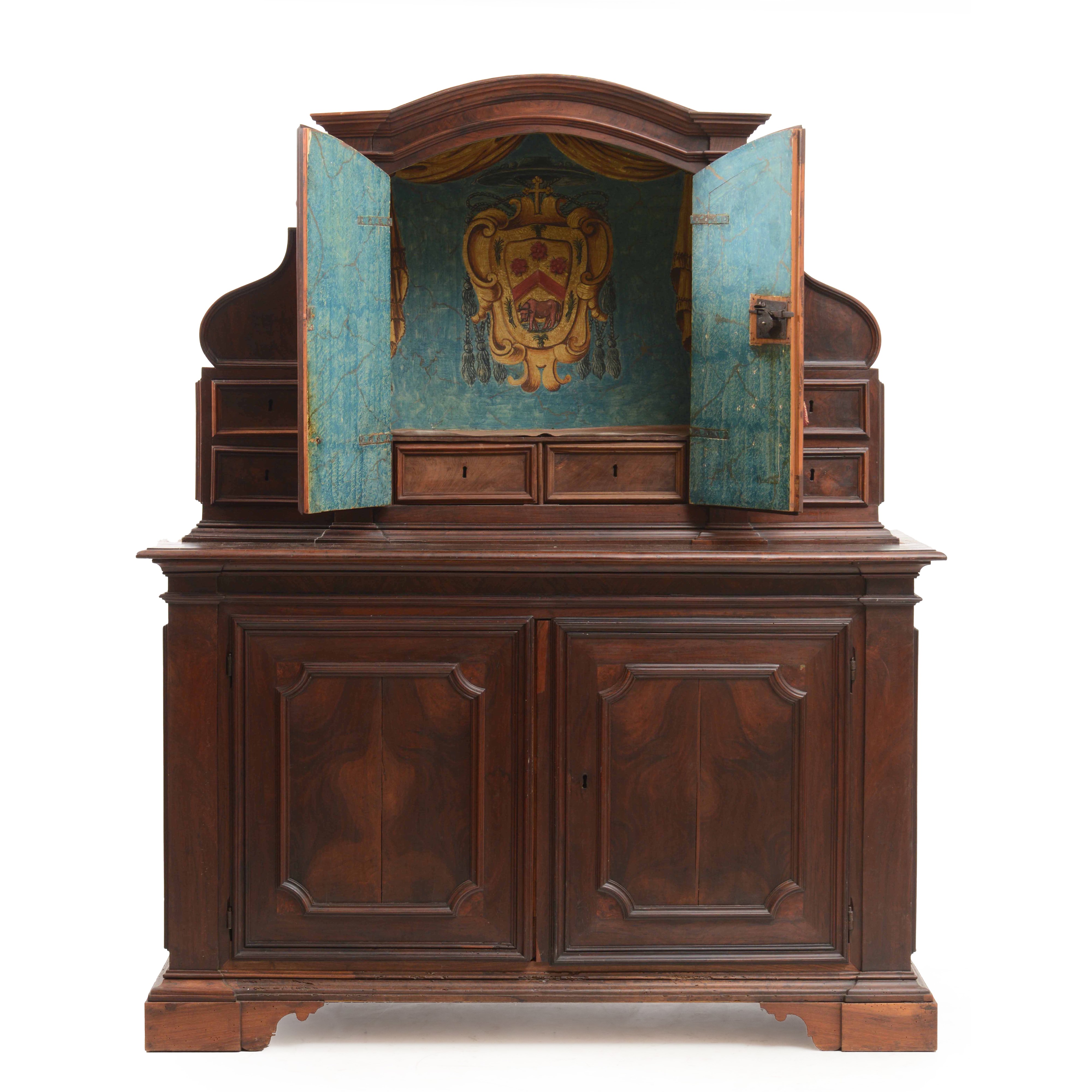 Grande Credenza in Noce a Due Corpi. Italia Centrale, XVIII-XIX Secolo