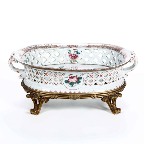 Cestino in porcellana Famiglia Rosa con doppia ansa, decori floreali e dettagli a traforo, Compagnia delle Indie, Cina, Dinastia Qing, epoca Qianlong (1736-1796)