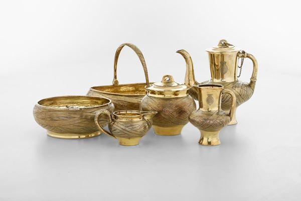 Servizio da tè. Argento fuso, sbalzato, cesellato e dorato. Russia seconda metà del XIX secolo. Teiera,  [..]