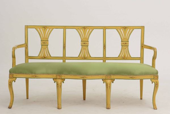 Salotto composto da divano e quattro poltrone in legno dipinto, Venezia fine XVIII secolo