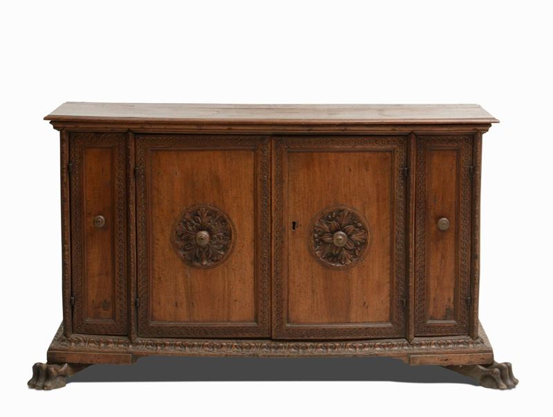 Credenza a due ante con medaglioni e zampe leonine, XVII secolo  - Auction Artworks and Furniture from Lombard private Mansions - Cambi Casa d'Aste
