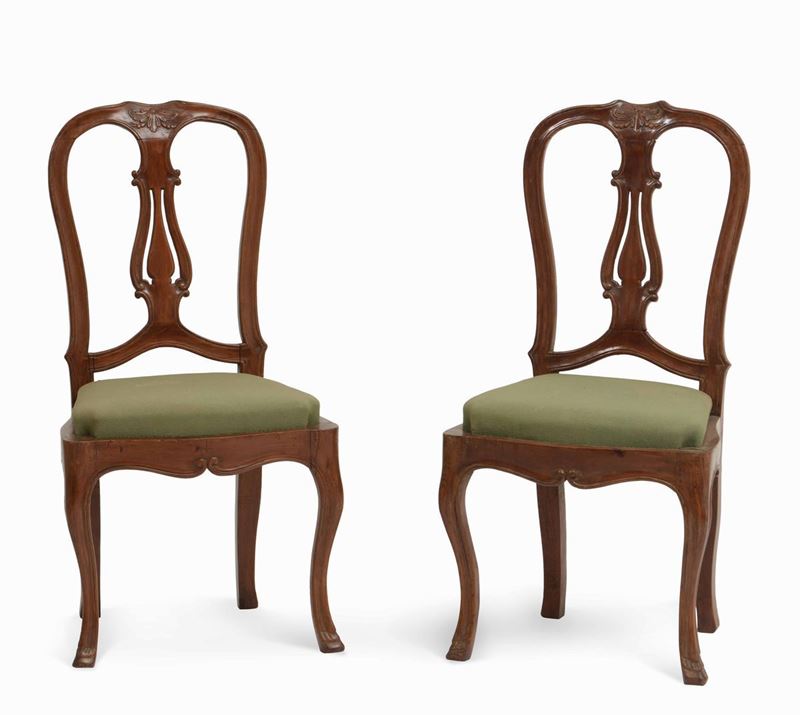 Coppia di sedie in noce con schienale cartella traforato a lira, XIX secolo  - Auction A Lombard Property | Cambi Time - Cambi Casa d'Aste
