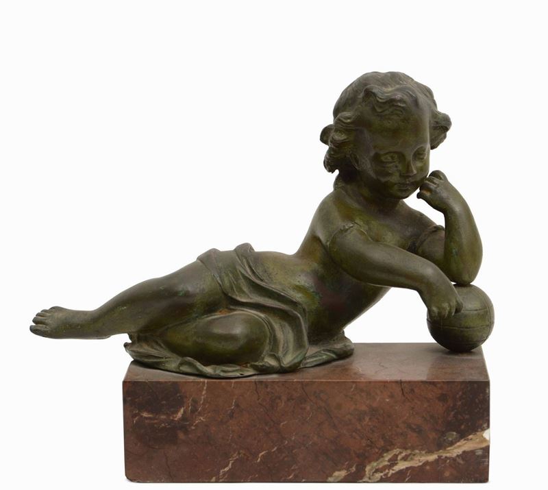 Scultura in bronzo raffigurante fanciullo sdraiato su sfera  - Auction Artworks and Furniture from Lombard private Mansions - Cambi Casa d'Aste