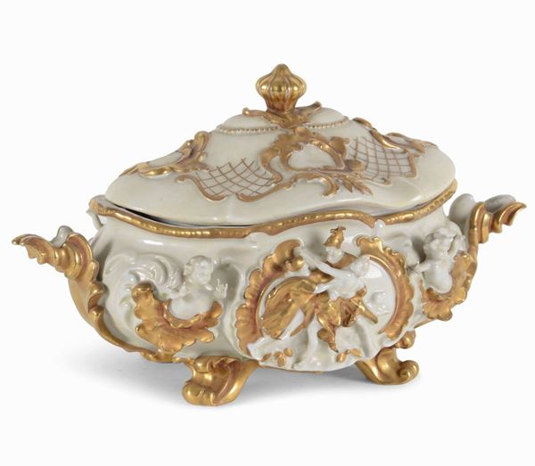 Zuppiera con coperchio in porcellana con lumeggiature in oro, fine XIX secolo