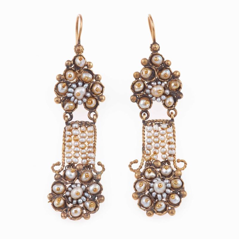 Orecchini pendenti con piccole perle  - Asta Fine Coral Jewels - II - Cambi Casa d'Aste