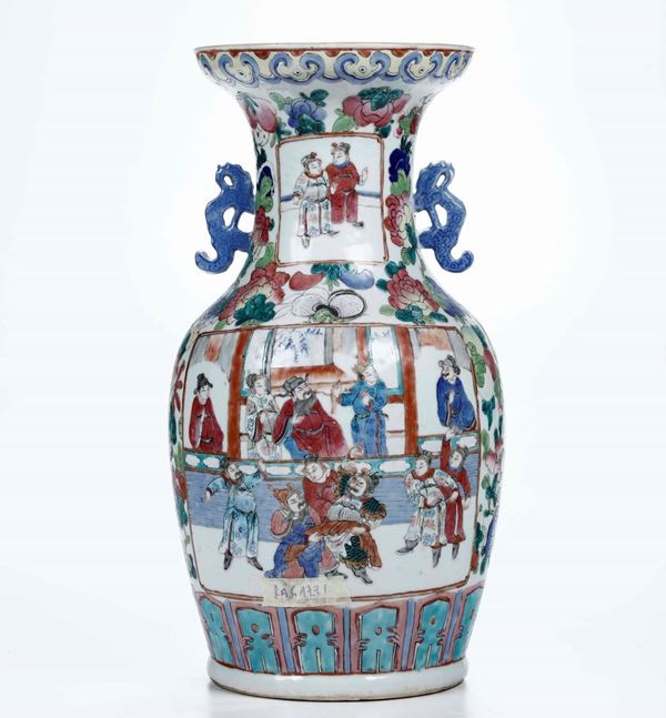 Vaso in porcellana con anse sagomate e scene di vita di corte entro riserve, Cina, Dinastia Qing, XIX secolo