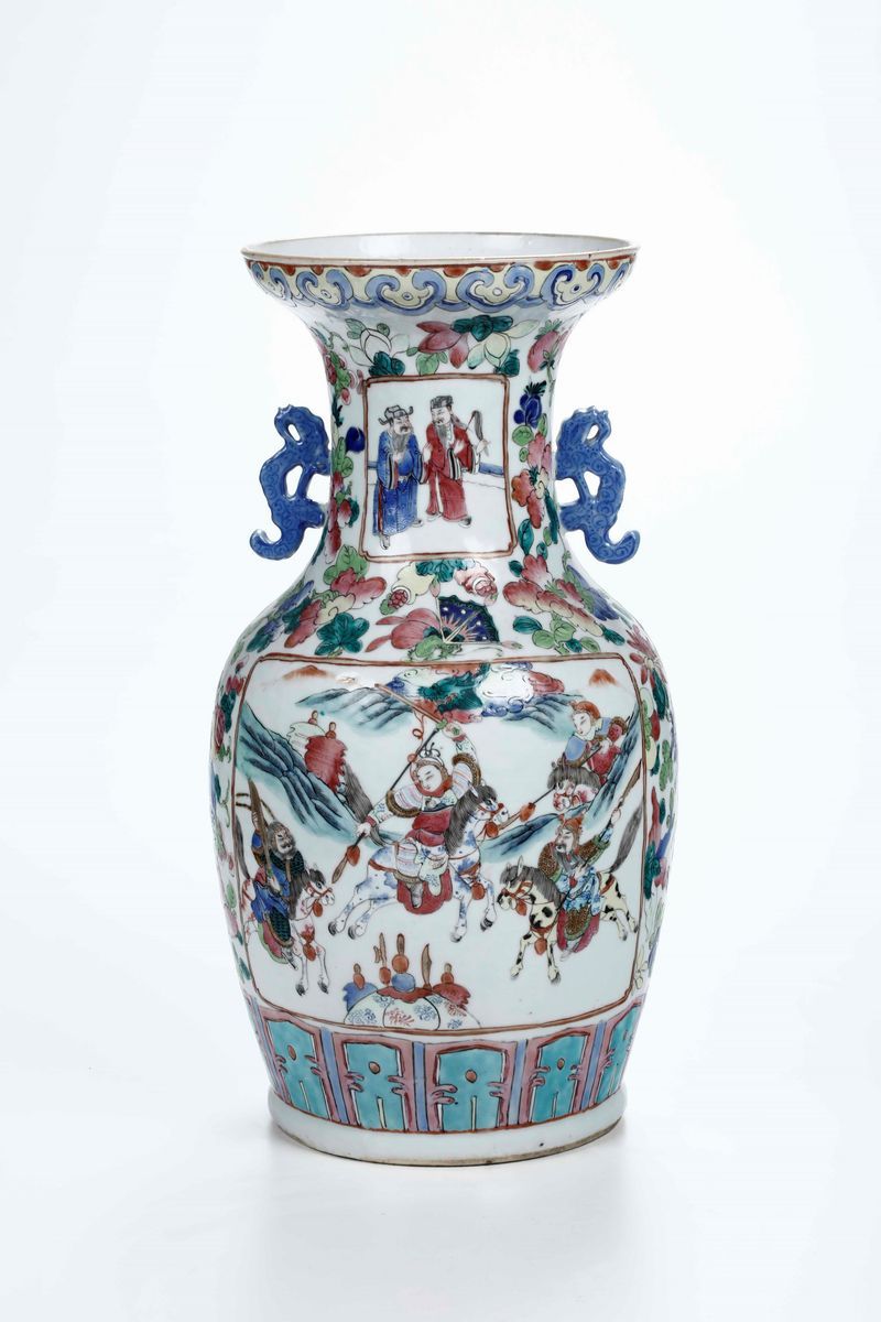 Vaso in Porcellana con Anse Sagomate e Scene di Vita di Corte Entro Riserve, Cina, Dinastia Qing,...