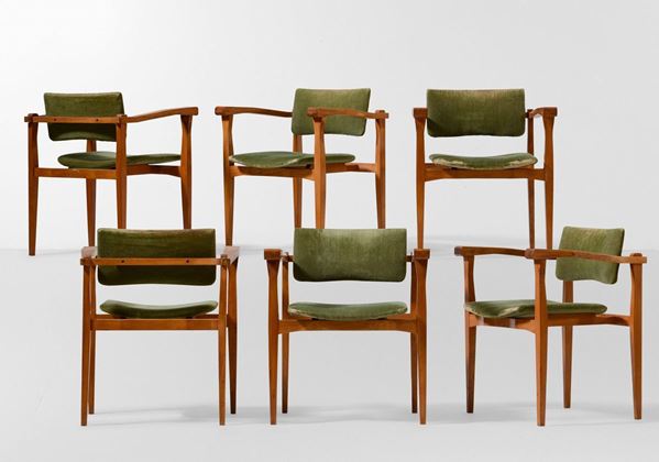 Sei sedie con struttura e braccioli in legno e rivestimento in tessuto.