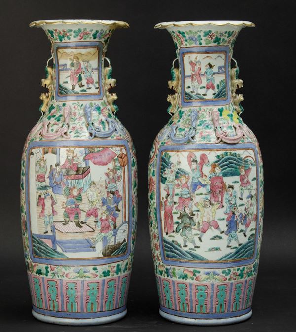 Coppia di vasi in porcellana Famiglia Rosa con scene di vita comune entro riserve, decori floreali e figure di draghetto a rilievo, Cina, Dinastia Qing, XIX secolo