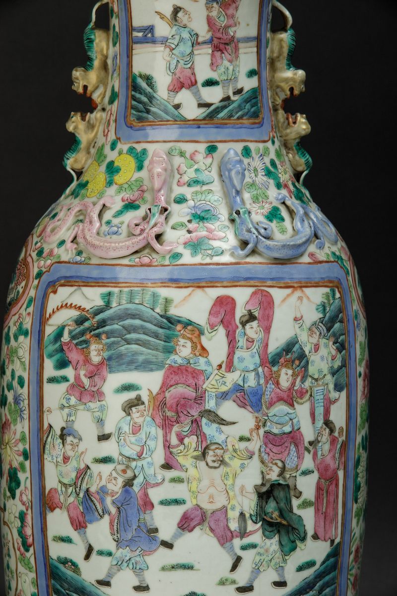 Coppia di Vasi in Porcellana Famiglia Rosa con Scene di Vita Comune Entro Riserve, Decori Floreal...
