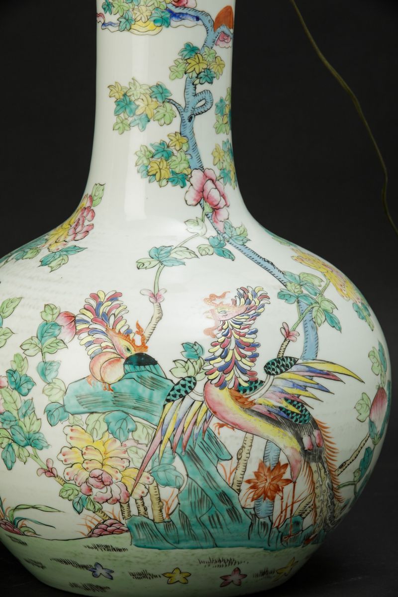 Coppia di Vasi Tianqiuping in Porcellana con Fenici e Alberi in Fiore, Cina, Dinastia Qing, XIX S...