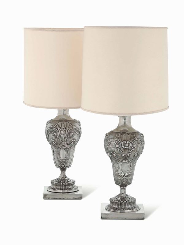 Coppia di lampade da tavolo Argento fuso, sagomato e cesellato Argenteria artistica del XX secolo  Argentiere Luigi Genazzi Milano