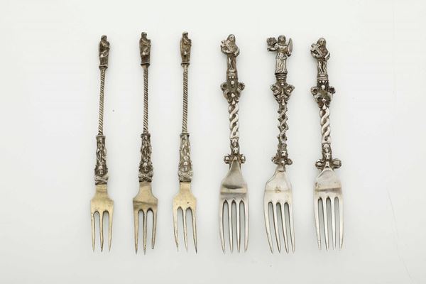 Lotto di sei forchette in argento fuso e cesellato. Manifattura europea del XIX-XX secolo