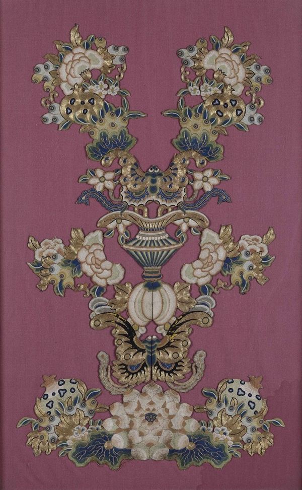 Tessuto in seta ricamato con fili in metallo dorato raffigurante soggetto naturalistico con farfalle, fiori e melograni, Cina, Dinastia Qing, epoca Qianlong (1736-1796)