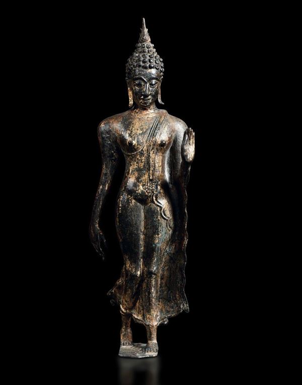 Figura di Buddha stante in bronzo con tracce di doratura, Thailandia, XVII secolo