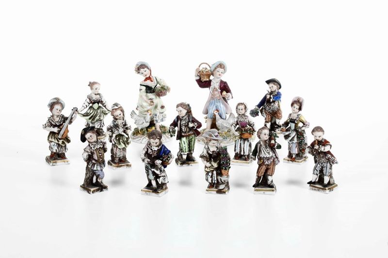 Dodici figurine di fanciulli Germania, Turingia, Manifattura di Rudolstadt, XX secolo  - Asta Ceramiche | Cambi Time - Cambi Casa d'Aste