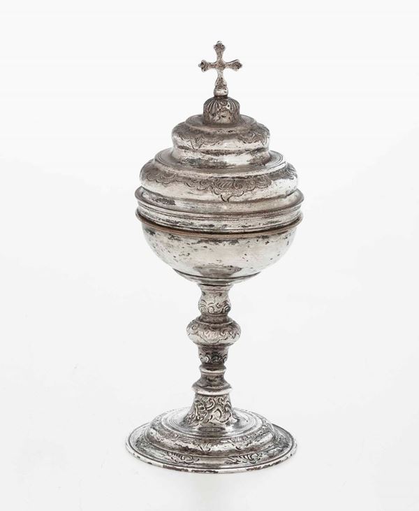 Pisside in metallo argentato, sbalzato e cesellato. XVIII-XIX secolo. Probabilmente Genova