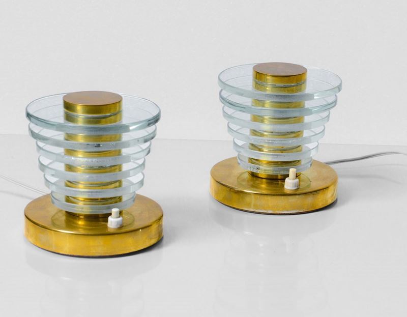 Coppia di lampade da tavolo con struttura in ottone e cristallo molato e sagomato.  - Auction Design - Cambi Casa d'Aste
